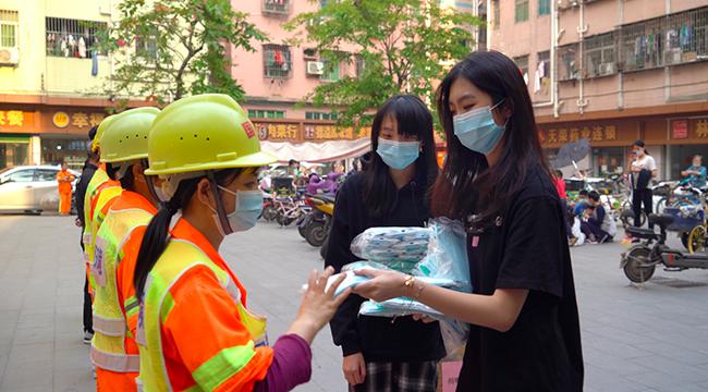 为你点赞！龙光社区初中生“爱心口罩”情暖环卫工