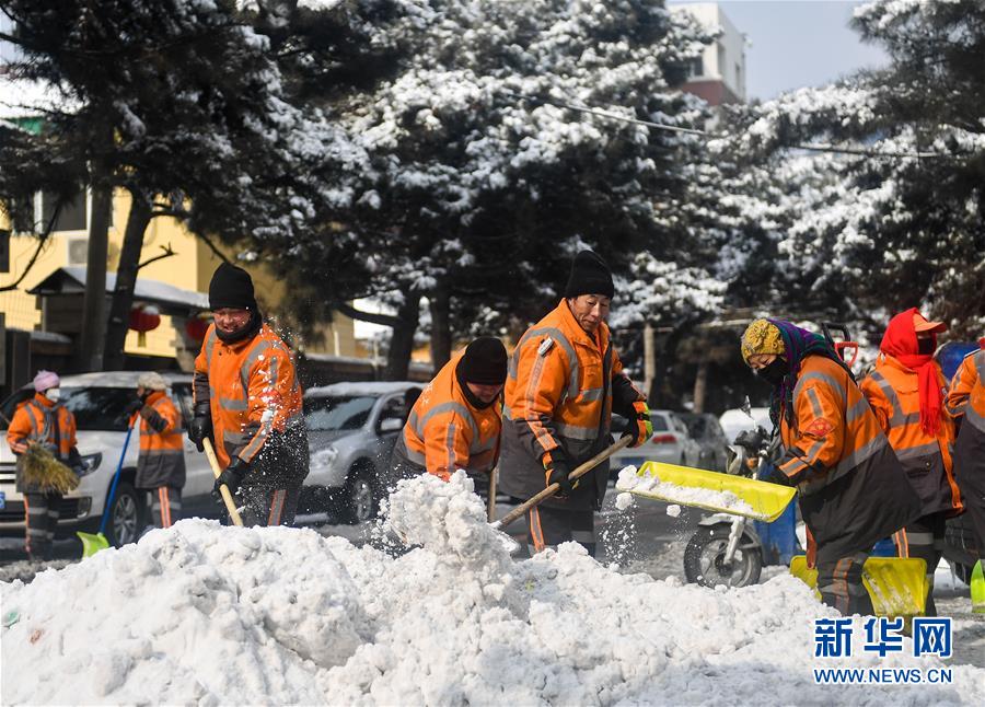 （社会）（1）长春环卫工人清雪保路畅 