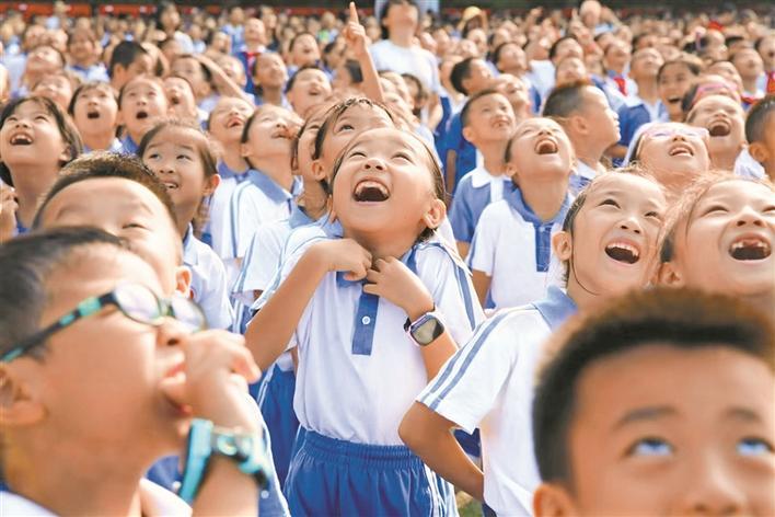 石岩街道为师生全方位打造“科普嘉年华”